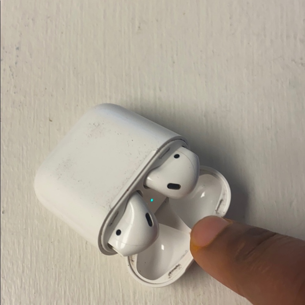 Apple Air pods - Picture 2 of 2